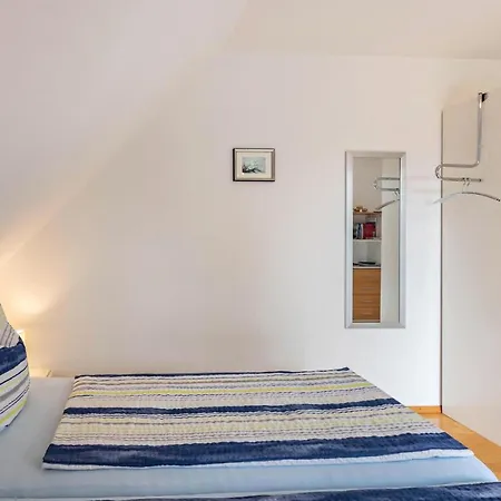 Ingrid Heyes Apartment *